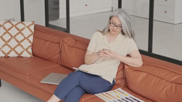 Una Hermosa Mujer Madura Diseñadora Con Pelo Largo Gris Está — Vídeos de Stock