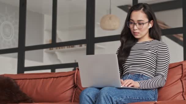 Concentré Jolie Femme Asiatique Dans Les Lunettes Aide Ordinateur Portable — Video