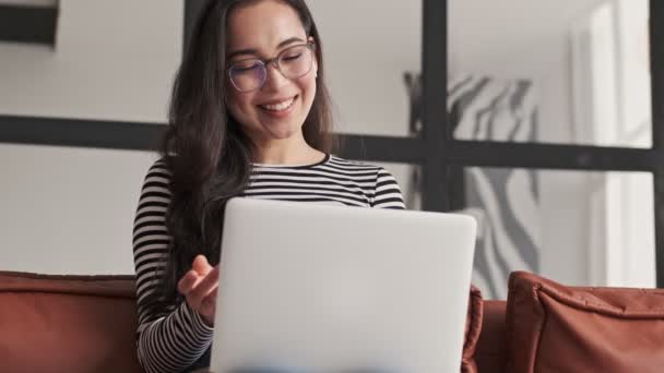 Alegre Bonita Ásia Mulher Óculos Fones Ouvido Falando Por Videocall — Vídeo de Stock