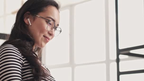 Sorrindo Mulher Asiática Bonita Óculos Fones Ouvido Usando Computador Portátil — Vídeo de Stock