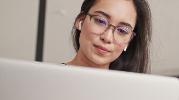 Close View Smiling Pretty Asian Woman Eyeglasses Headphones Using Laptop — Αρχείο Βίντεο