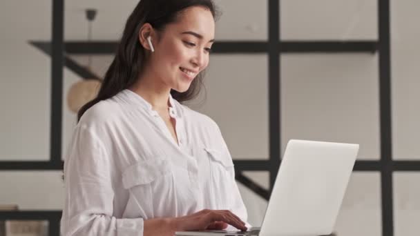 Sorrindo Mulher Asiática Bonita Fones Ouvido Usando Computador Portátil Casa — Vídeo de Stock
