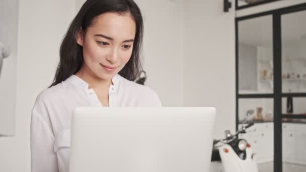 Agradado Mulher Asiática Bonita Usando Computador Portátil Casa — Vídeo de Stock