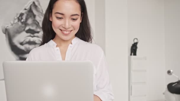 Vrolijke Mooie Aziatische Vrouw Met Behulp Van Laptop Computer Thuis — Stockvideo