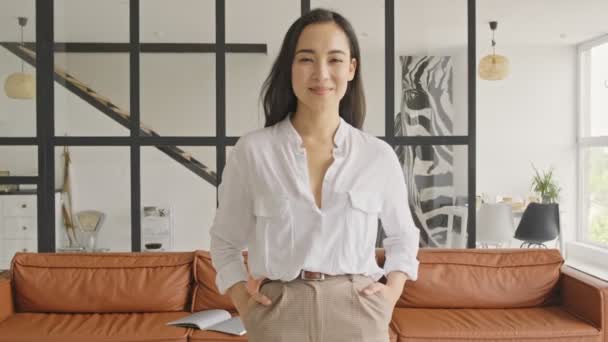 Alegre Elegante Mulher Asiática Bonita Posando Com Braços Nos Bolsos — Vídeo de Stock