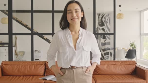 Veselý Elegantní Hezká Asijská Žena Pózuje Rukama Kapsách Pak Drží — Stock video