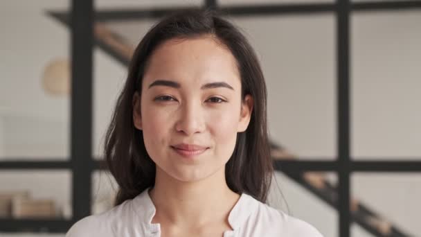 Gelukkig Elegant Mooi Aziatisch Vrouw Poseren Kijken Naar Camera Thuis — Stockvideo