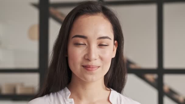 Usmívající Elegantní Hezká Asijská Žena Pózuje Dívá Fotoaparát Doma — Stock video