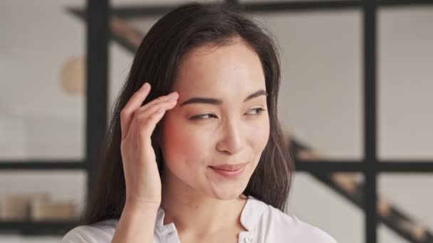 Sorrindo Tímido Elegante Bonita Asiática Mulher Corrigindo Seu Penteado Olhando — Vídeo de Stock