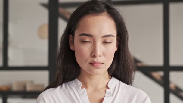 Nöjd Elegant Vacker Asiatisk Kvinna Öppna Ögonen Och Titta Kameran — Stockvideo