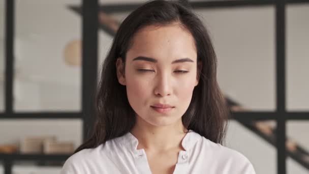 Agradável Elegante Mulher Asiática Bonita Abrir Olhos Olhando Para Câmera — Vídeo de Stock