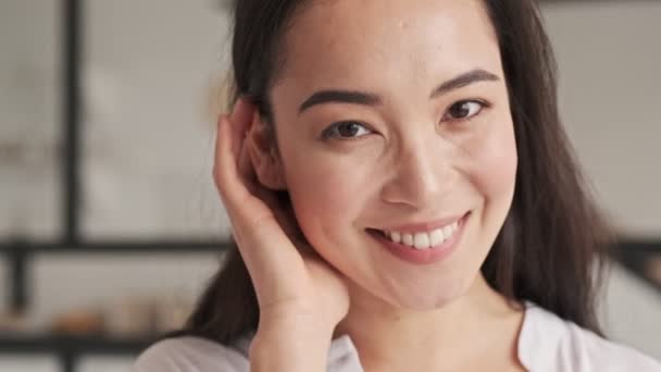 Güzel Asyalı Bir Kadının Utangaçlığının Saçlarına Dokunuşunun Yakın Görüntüsü — Stok video