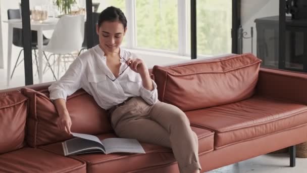 Sorridente Elegante Bella Donna Asiatica Leggendo Rivista Mentre Tiene Gli — Video Stock