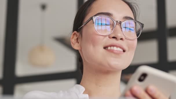 Närbild Bild Glad Elegant Söt Asiatisk Kvinna Glasögon Tittar Bort — Stockvideo