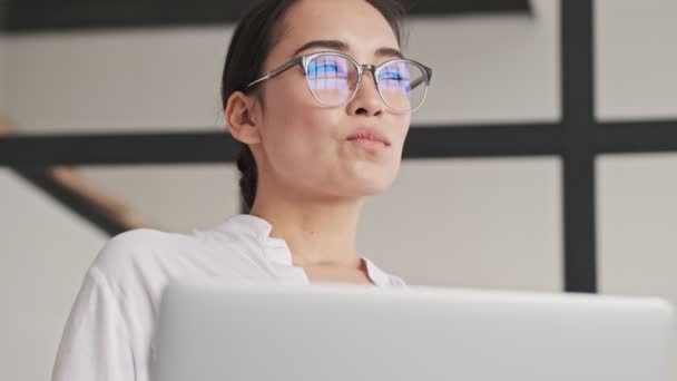 Pensativo Elegante Bastante Asiático Mujer Gafas Vista Pensando Algo Mirando — Vídeo de stock