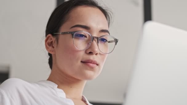 Närbild Bild Lugn Elegant Ganska Asiatisk Kvinna Glasögon Med Bärbar — Stockvideo