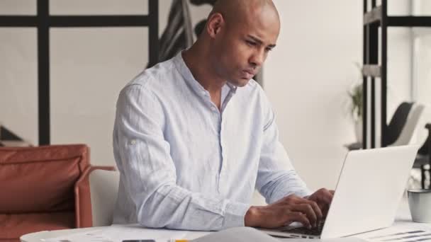 Homem Afro Americano Bonito Está Usando Seu Laptop Durante Trabalho — Vídeo de Stock