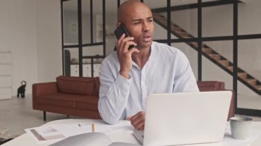 Çekici, kendine güvenen bir Afro-Amerikan erkeği, çalışma saatlerinde evde oturan birini arıyor.