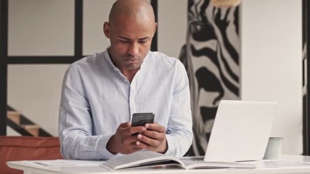 Uomo Africano Americano Concentrato Calmo Sta Usando Suo Smartphone Mentre — Video Stock