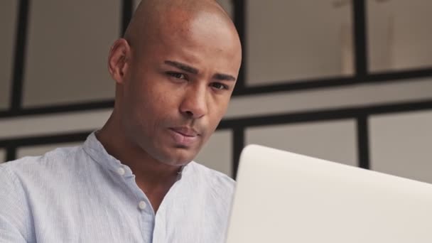 Una Vista Cerca Hombre Afroamericano Feliz Está Usando Portátil Sentado — Vídeos de Stock