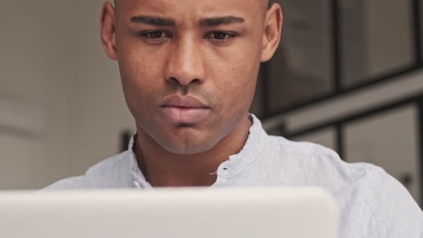 Una Vista Cerca Hombre Afroamericano Tranquilo Está Utilizando Portátil Plata — Vídeos de Stock