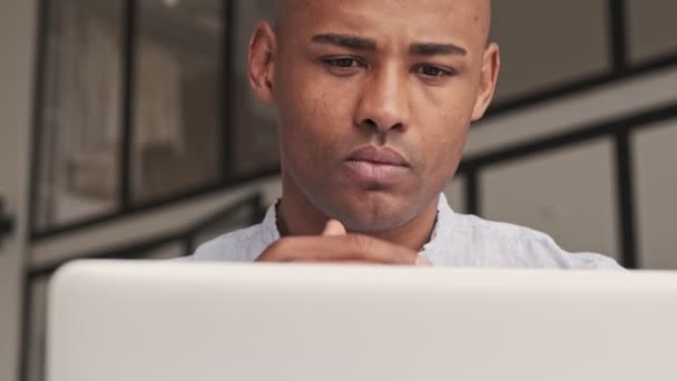 Close View Thinking African American Man Looking His Silver Laptop — Stock Video