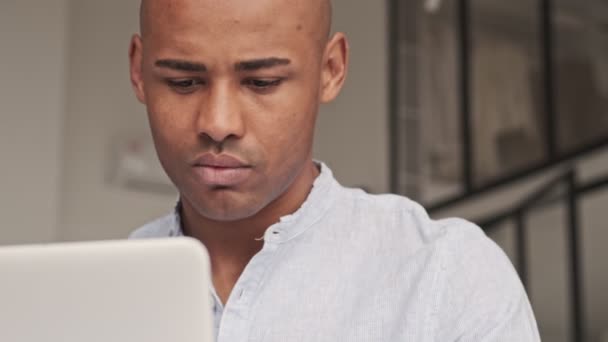 Una Visione Ravvicinata Uomo Africano Americano Tranquillo Sicuro Sta Usando — Video Stock