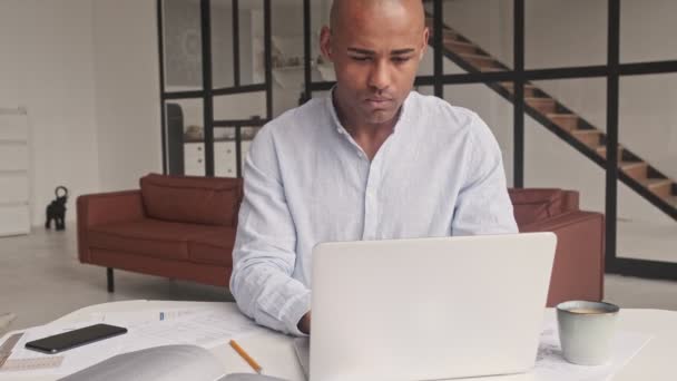 Una Vista Cerca Hombre Afroamericano Concentrado Está Trabajando Sentado Sala — Vídeos de Stock