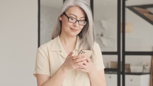 Nádherná Zralá Žena Brýlemi Volá Někoho Kdo Používá Její Mobil — Stock video