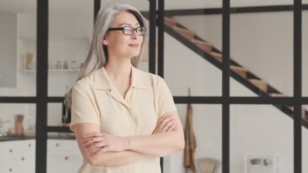 Eine Lächelnde Reife Frau Mit Brille Posiert Heimischen Wohnzimmer — Stockvideo