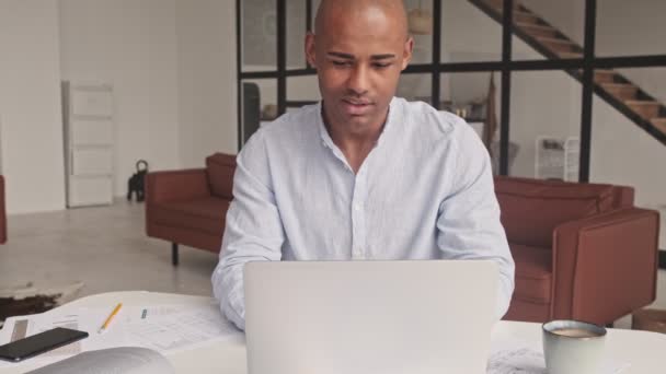 Een Gelukkige Afro Amerikaanse Man Gebruikt Zijn Laptop Woonkamer Thuis — Stockvideo