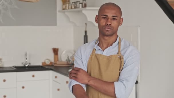 Hombre Americano Calvo Calvo Seguro Mismo Está Cogido Mano Mientras — Vídeos de Stock