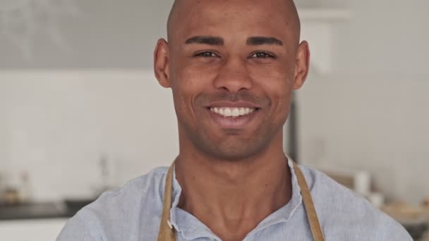 Magnifique Homme Chauve Afro Américain Souriant Pose Regardant Caméra Debout — Video