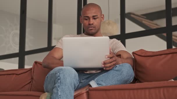 Yoğunlaşmış Bir Afrikalı Amerikalı Evde Çalışırken Bilgisayarını Kullanıyor Oturma Odasındaki — Stok video