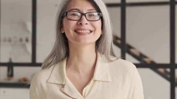 Una Atractiva Mujer Madura Con Gafas Sonríe Cámara Sala Estar — Vídeos de Stock