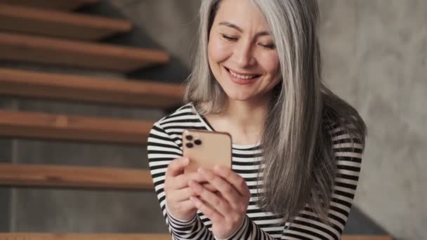 Detailní Pohled Krásné Dospělé Ženy Pomocí Svého Smartphonu Sedí Schodišti — Stock video