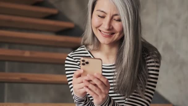 Egy Közeli Kép Egy Kedves Érett Nőről Aki Okostelefonját Használja — Stock videók