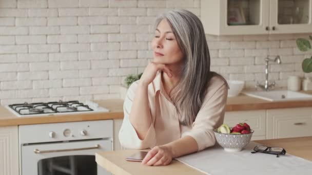 Een Mooie Rustige Volwassen Vrouw Zit Aan Tafel Keuken Kijkt — Stockvideo