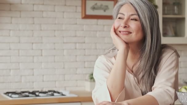 Güzel Gülümseyen Olgun Bir Kadının Yakın Çekim Görüntüsü Mutfaktaki Masada — Stok video