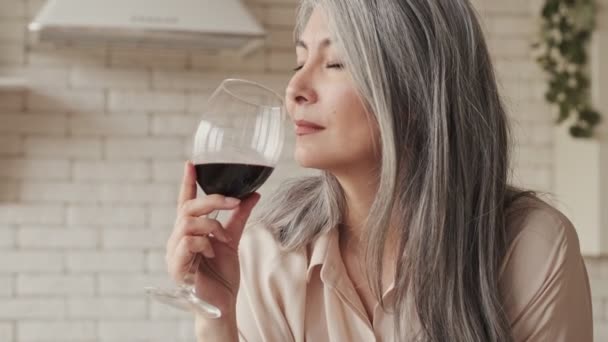 Una Bella Donna Matura Seduta Tavola Cucina Tiene Bicchiere Vino — Video Stock