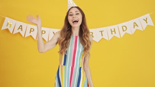 Krásná Usmívající Žena Party Kužel Mává Rukama Izolované Přes Žluté — Stock video