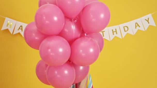 Usmívající Žena Vykukuje Růžových Balónků Mává Rukou Izolovanou Přes Žluté — Stock video