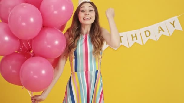 Μια Ευτυχισμένη Γυναίκα Κρατάει Ροζ Μπαλόνια Και Κάνει Μια Χειρονομία — Αρχείο Βίντεο