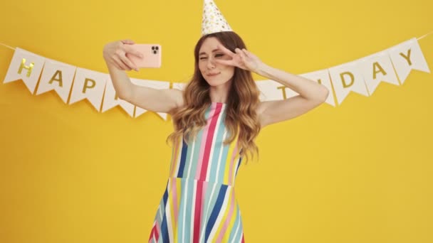 Una Donna Felice Compleanno Sta Parlando Con Una Connessione Video — Video Stock