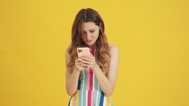 Uma Mulher Descontente Está Escrevendo Mensagem Seu Smartphone Isolado Sobre — Vídeo de Stock