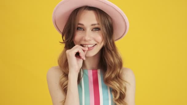 Μια Χαρούμενη Χαμογελαστή Γυναίκα Ροζ Καπέλο Ποζάρει Απομονωμένη Κίτρινο Φόντο — Αρχείο Βίντεο