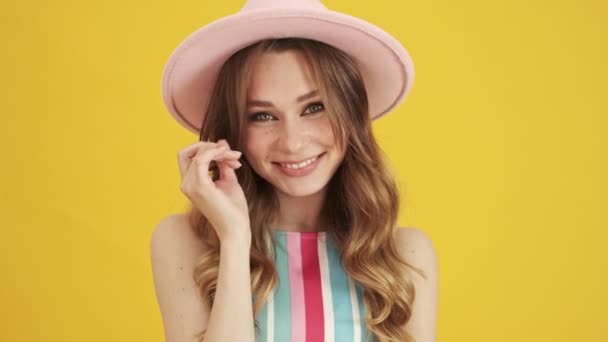 Radosna Młoda Kobieta Różowym Kapeluszu Pozuje Ukrywa Twarz Żółtym Tle — Wideo stockowe