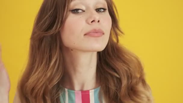 Güzel Genç Bir Kadının Yakın Plan Görüntüsü Kameraya Bakıyor Sarı — Stok video