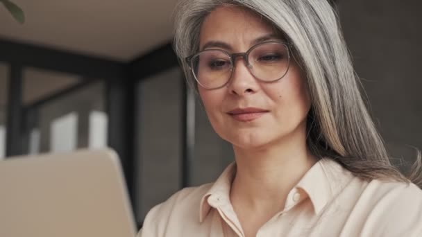 Närbild Vacker Mogen Kvinna Glasögon Tittar Hennes Silver Bärbara Dator — Stockvideo