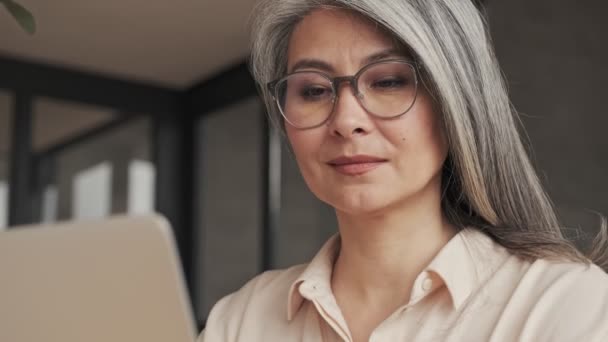 Close View Beautiful Mature Woman Eyeglasses Looking Her Silver Laptop — Stock Video